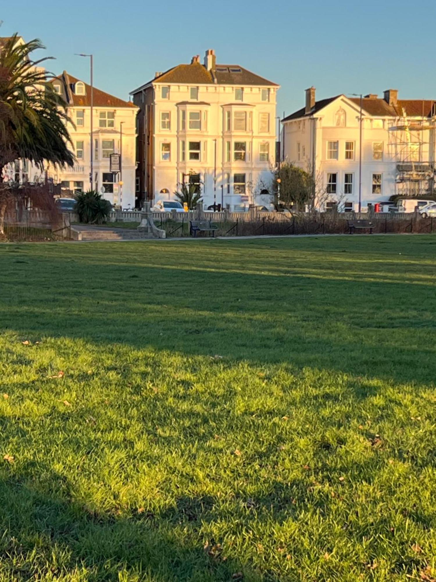 Southsea, Portsmouth - Two Bedroom Apartment - Newly Refurbished Throughout - Treetop Sea Views Extérieur photo