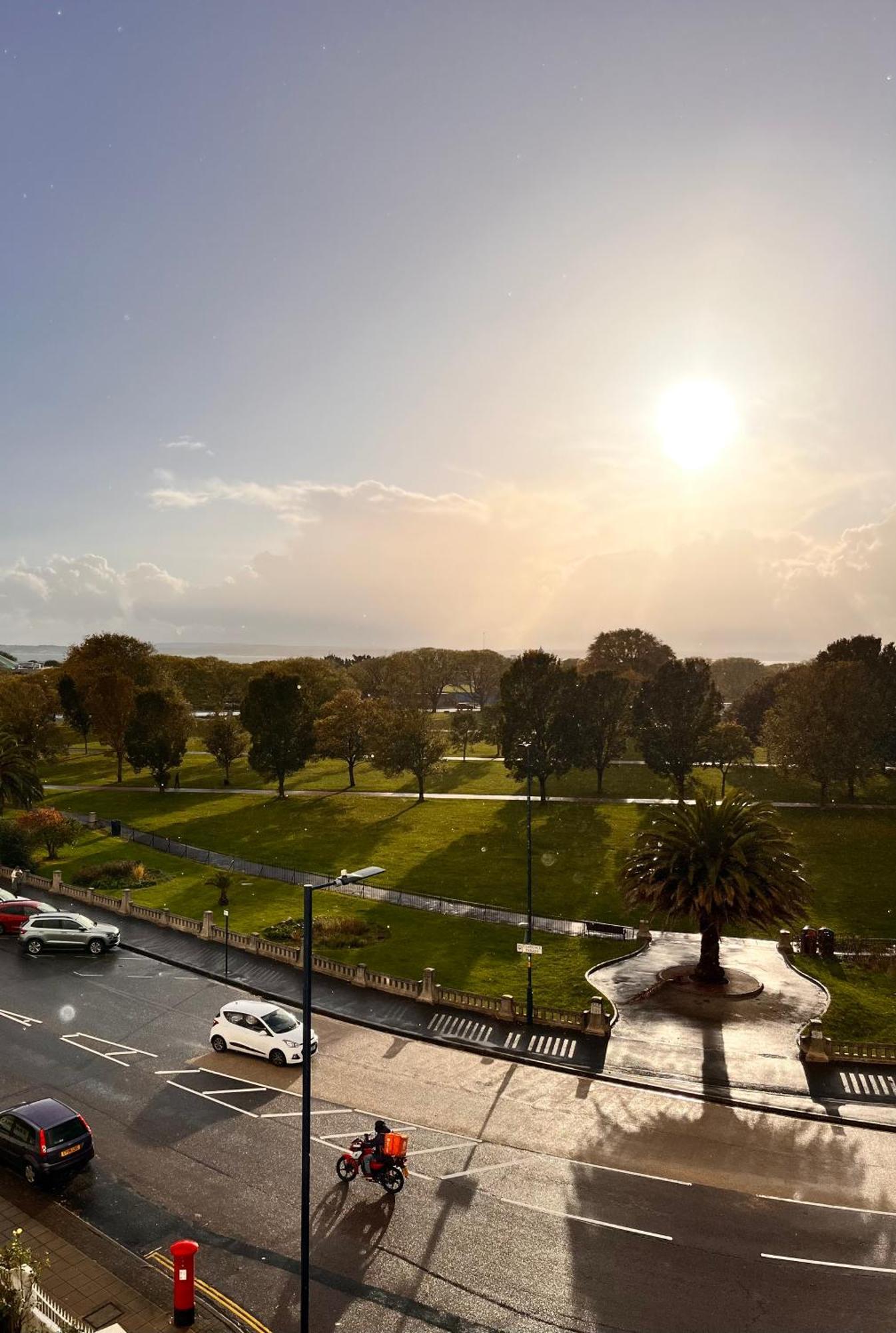 Southsea, Portsmouth - Two Bedroom Apartment - Newly Refurbished Throughout - Treetop Sea Views Extérieur photo