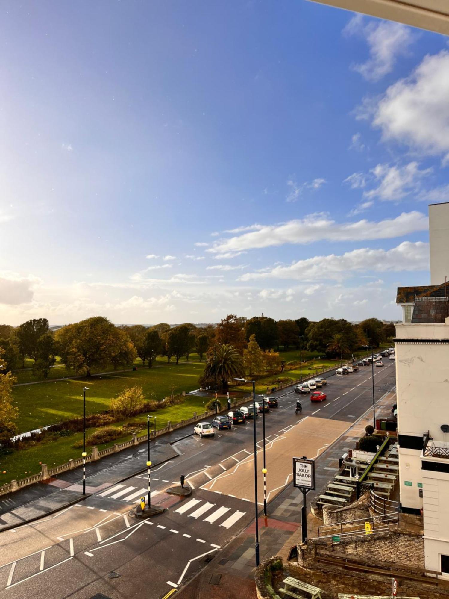 Southsea, Portsmouth - Two Bedroom Apartment - Newly Refurbished Throughout - Treetop Sea Views Extérieur photo