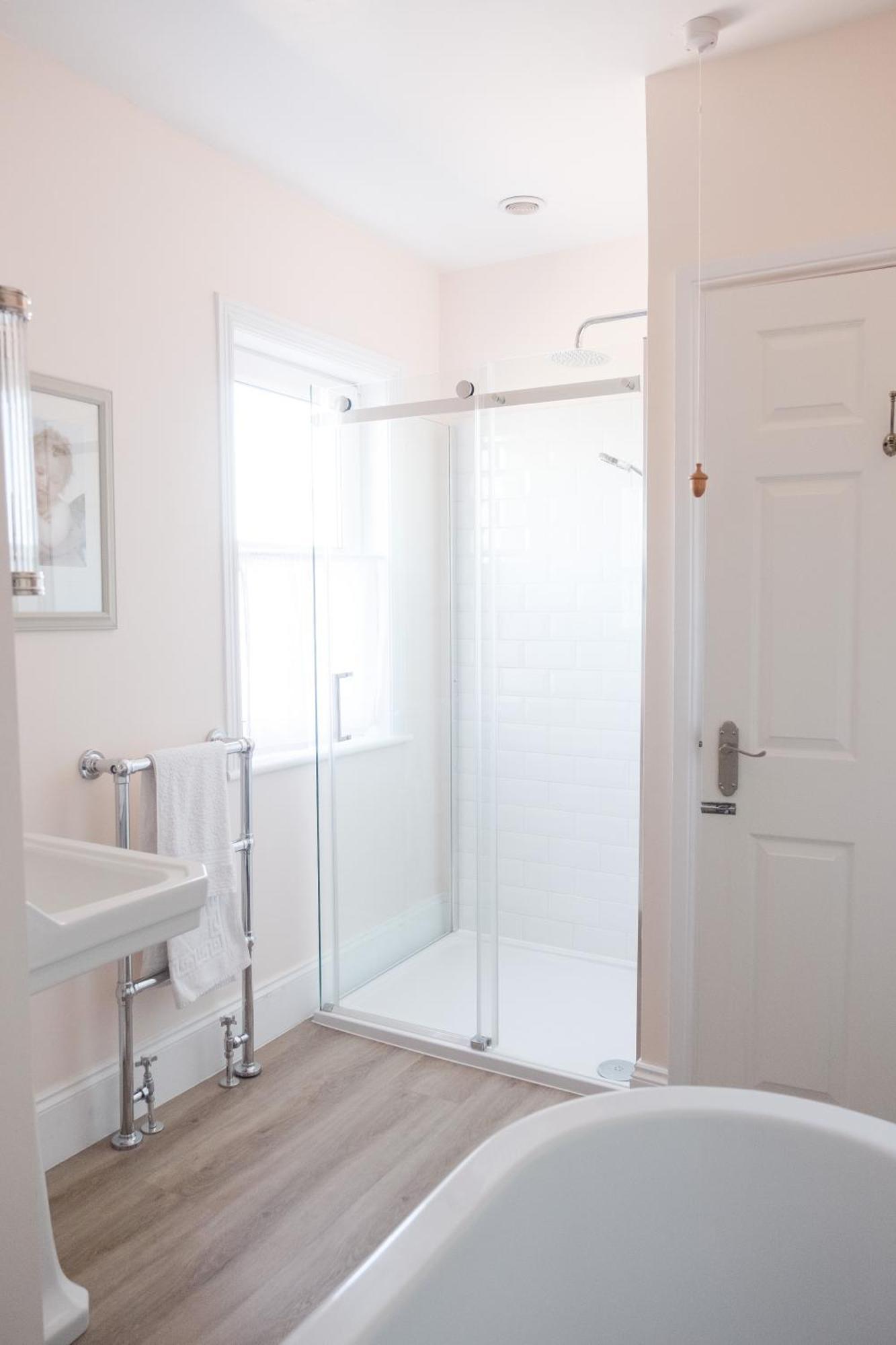 Southsea, Portsmouth - Two Bedroom Apartment - Newly Refurbished Throughout - Treetop Sea Views Extérieur photo