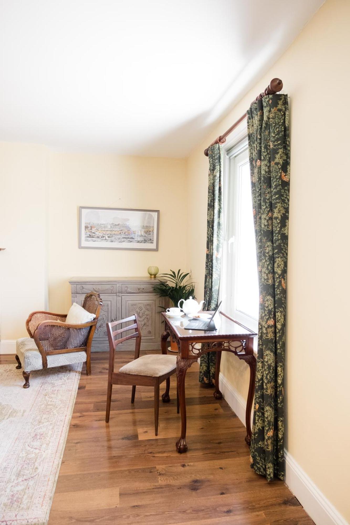 Southsea, Portsmouth - Two Bedroom Apartment - Newly Refurbished Throughout - Treetop Sea Views Extérieur photo