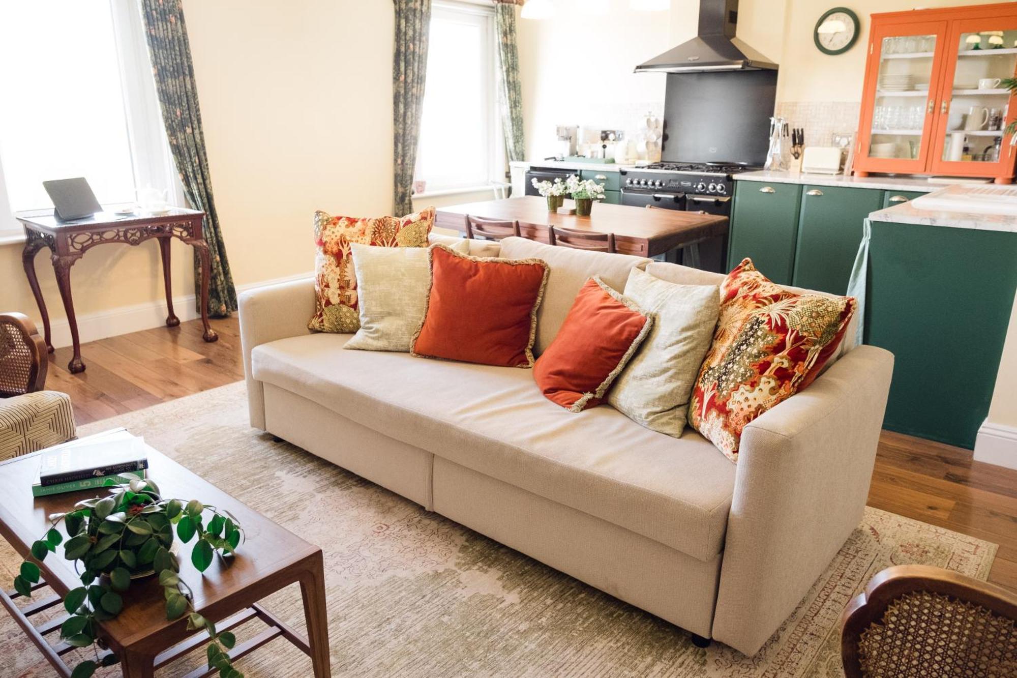 Southsea, Portsmouth - Two Bedroom Apartment - Newly Refurbished Throughout - Treetop Sea Views Extérieur photo