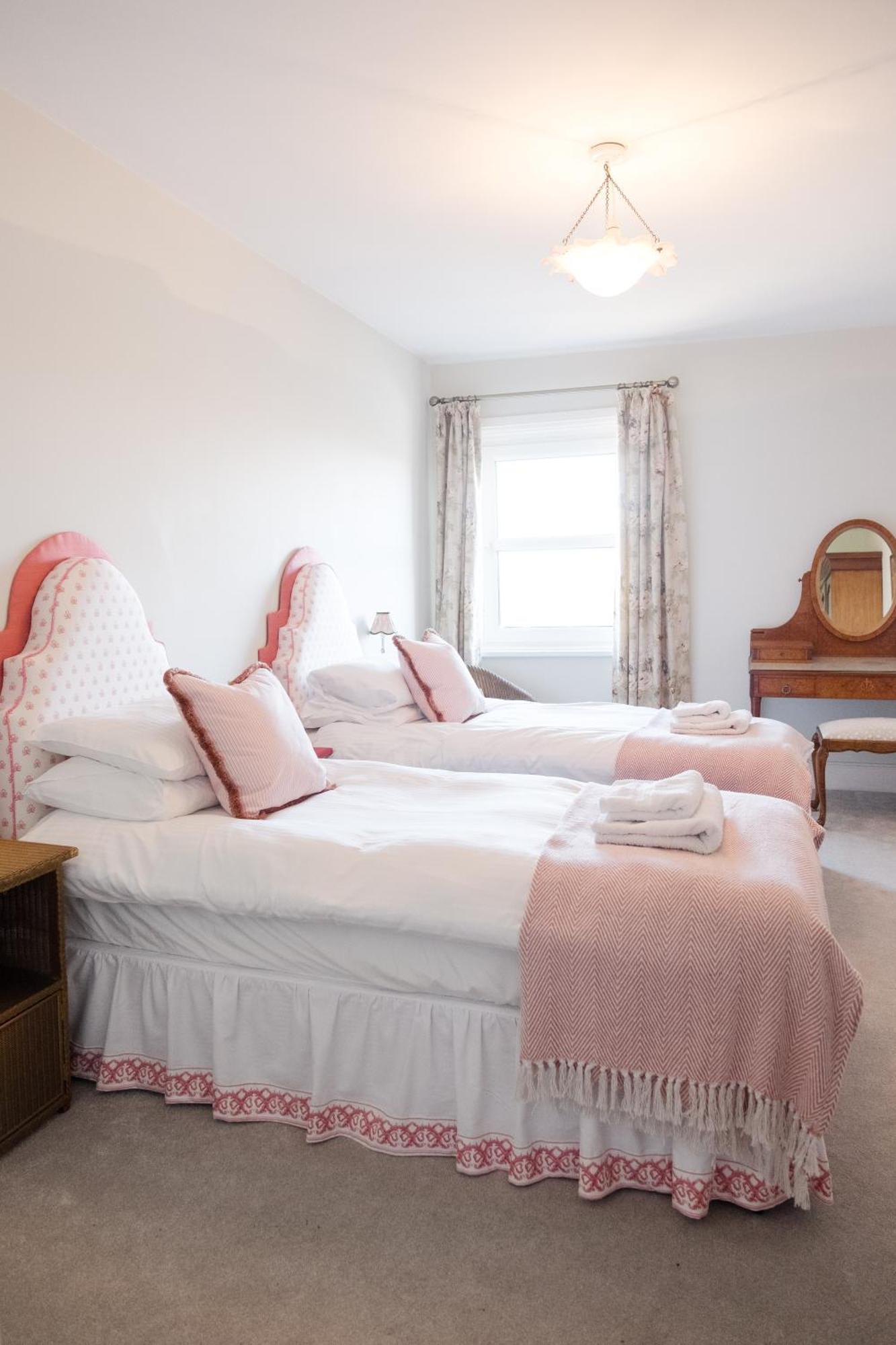 Southsea, Portsmouth - Two Bedroom Apartment - Newly Refurbished Throughout - Treetop Sea Views Extérieur photo