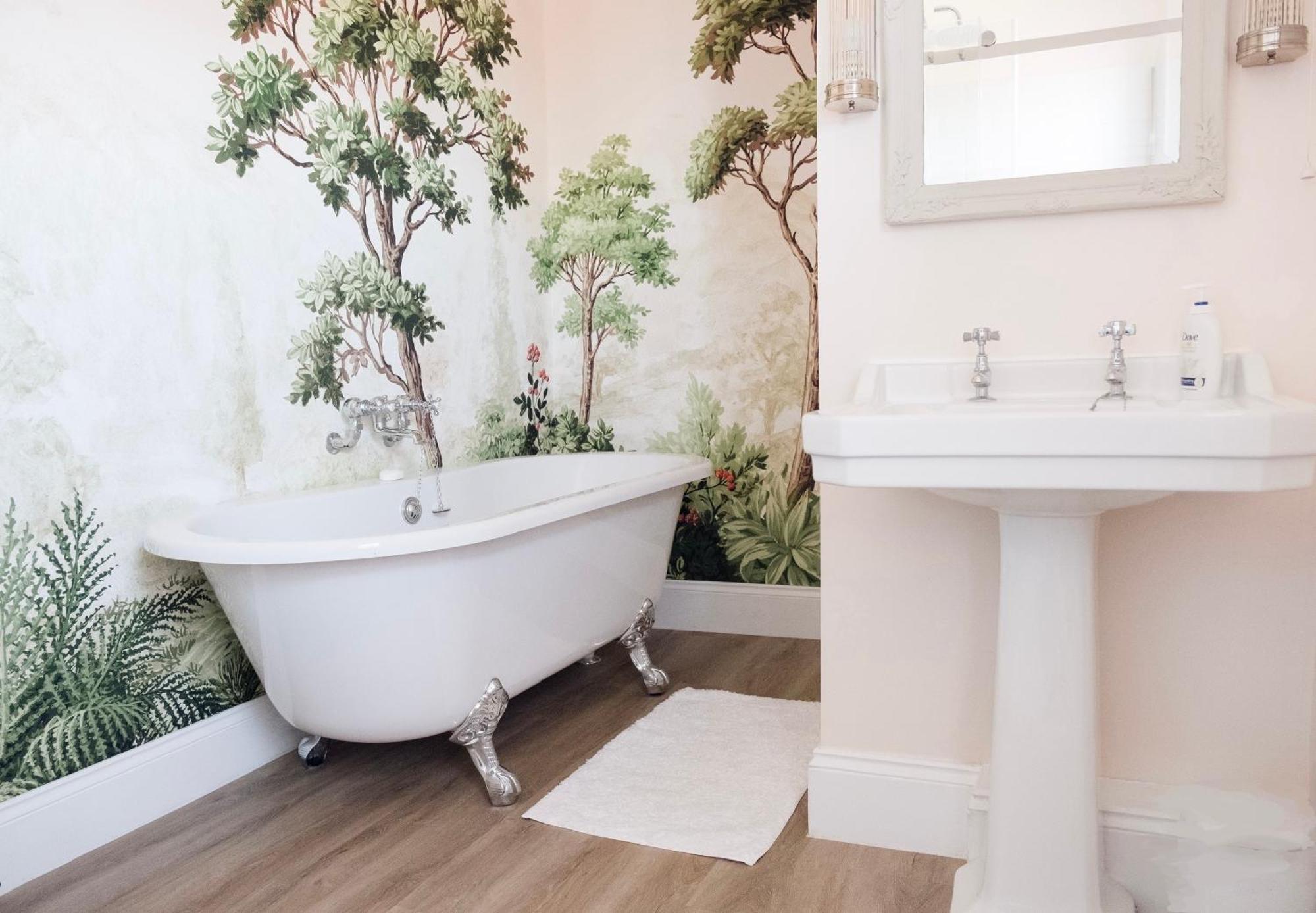Southsea, Portsmouth - Two Bedroom Apartment - Newly Refurbished Throughout - Treetop Sea Views Extérieur photo