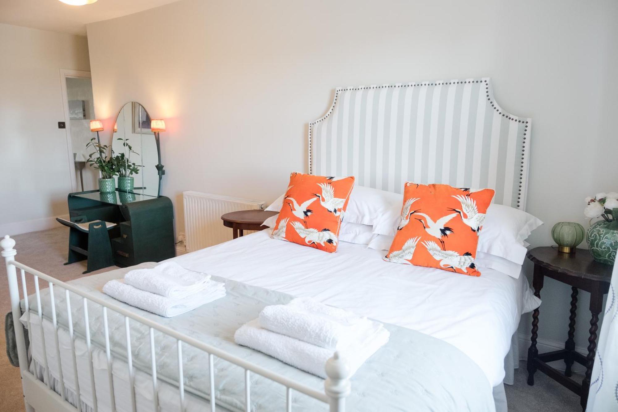 Southsea, Portsmouth - Two Bedroom Apartment - Newly Refurbished Throughout - Treetop Sea Views Extérieur photo
