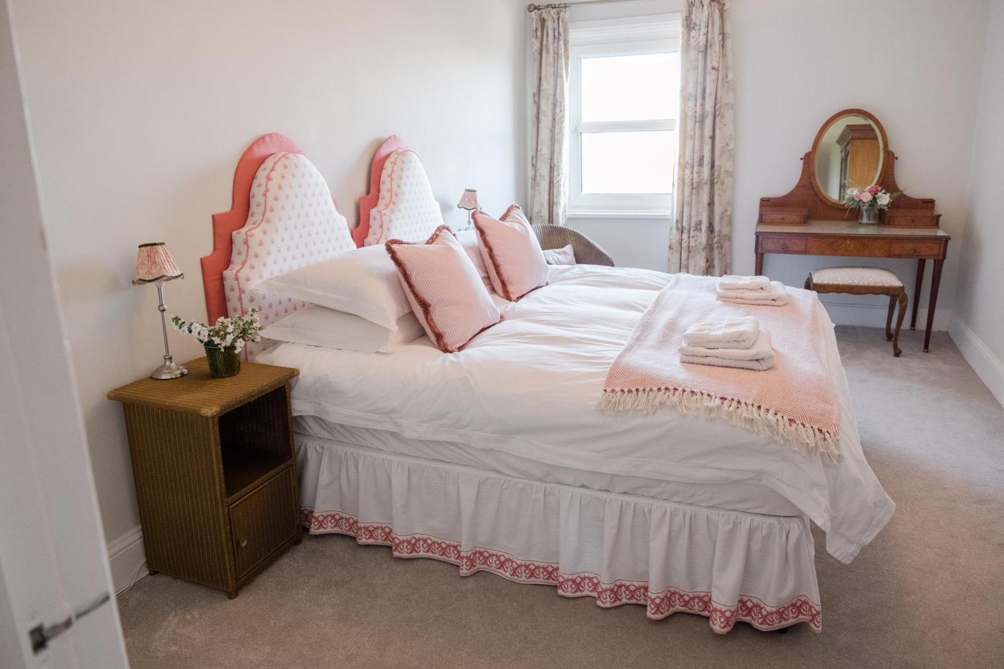 Southsea, Portsmouth - Two Bedroom Apartment - Newly Refurbished Throughout - Treetop Sea Views Extérieur photo
