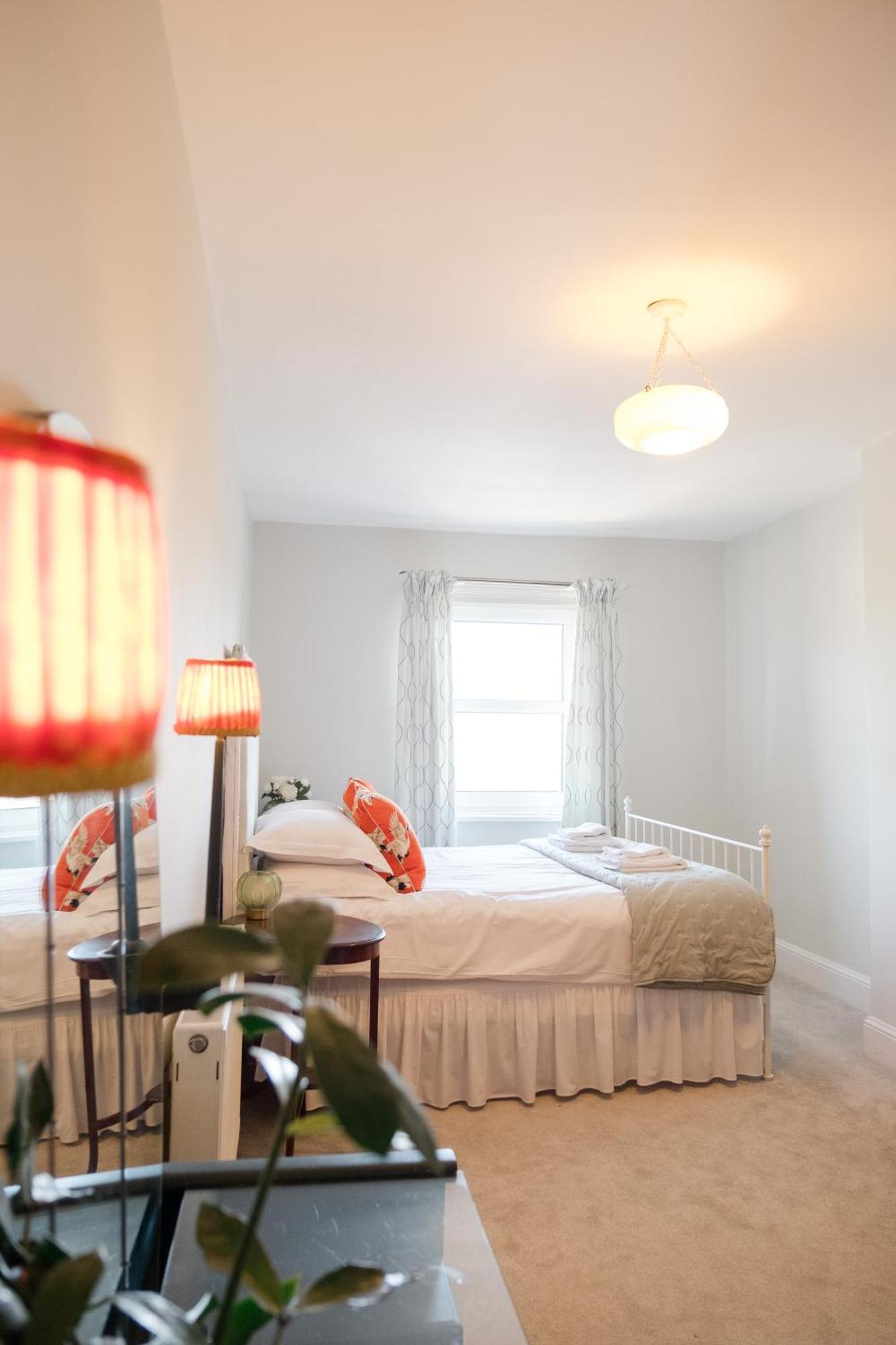 Southsea, Portsmouth - Two Bedroom Apartment - Newly Refurbished Throughout - Treetop Sea Views Extérieur photo