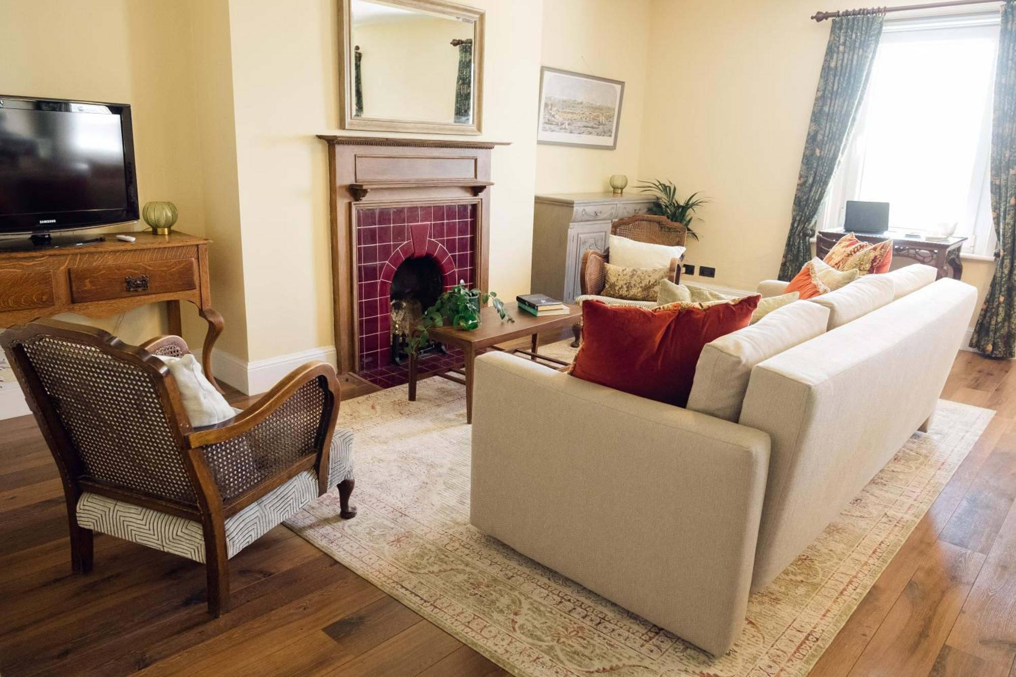 Southsea, Portsmouth - Two Bedroom Apartment - Newly Refurbished Throughout - Treetop Sea Views Extérieur photo