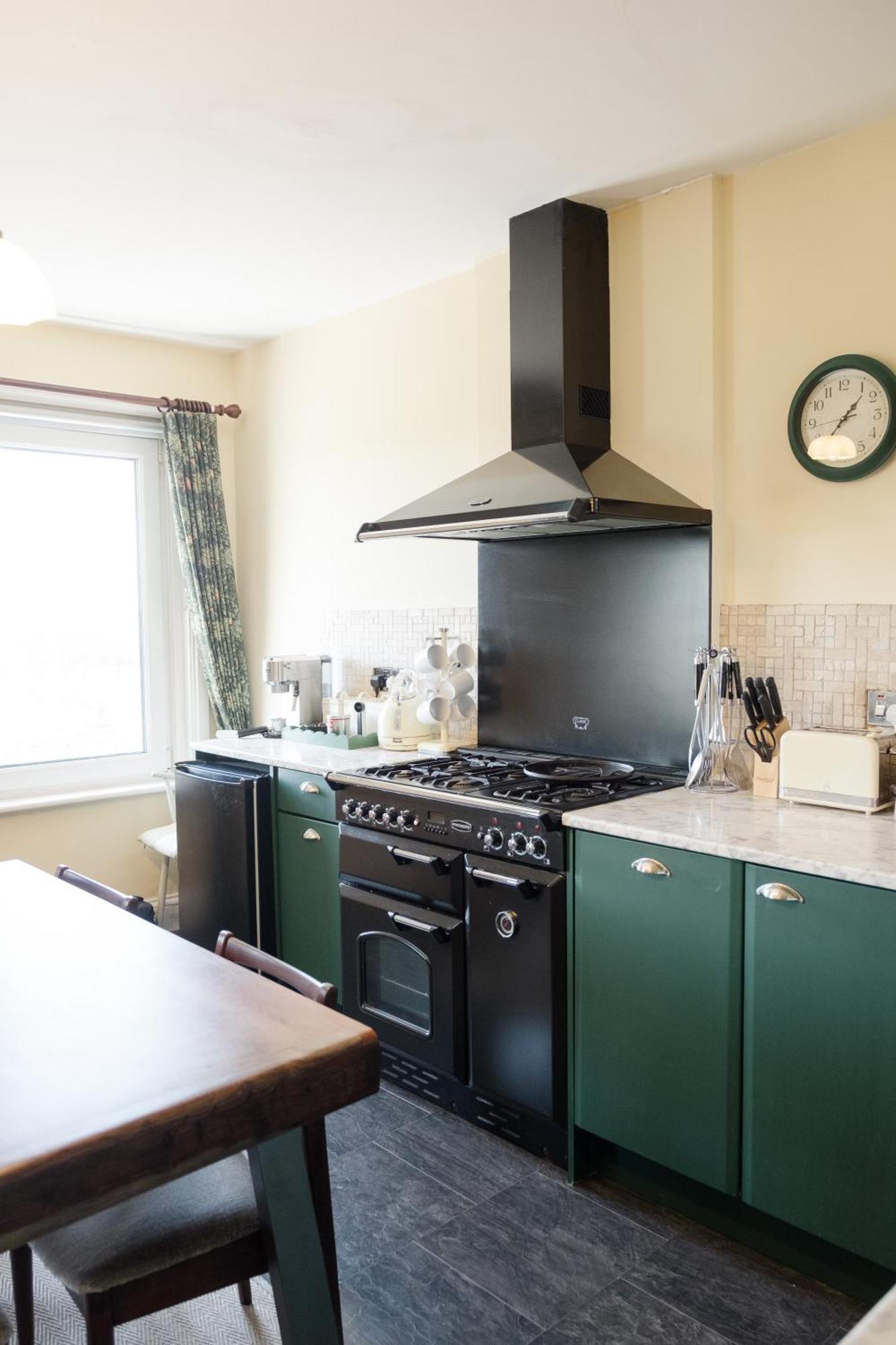 Southsea, Portsmouth - Two Bedroom Apartment - Newly Refurbished Throughout - Treetop Sea Views Extérieur photo