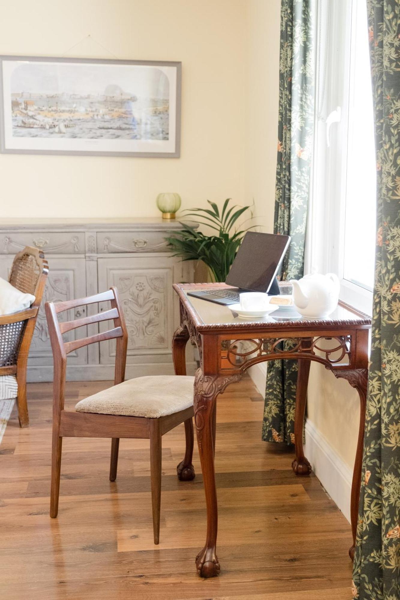 Southsea, Portsmouth - Two Bedroom Apartment - Newly Refurbished Throughout - Treetop Sea Views Extérieur photo