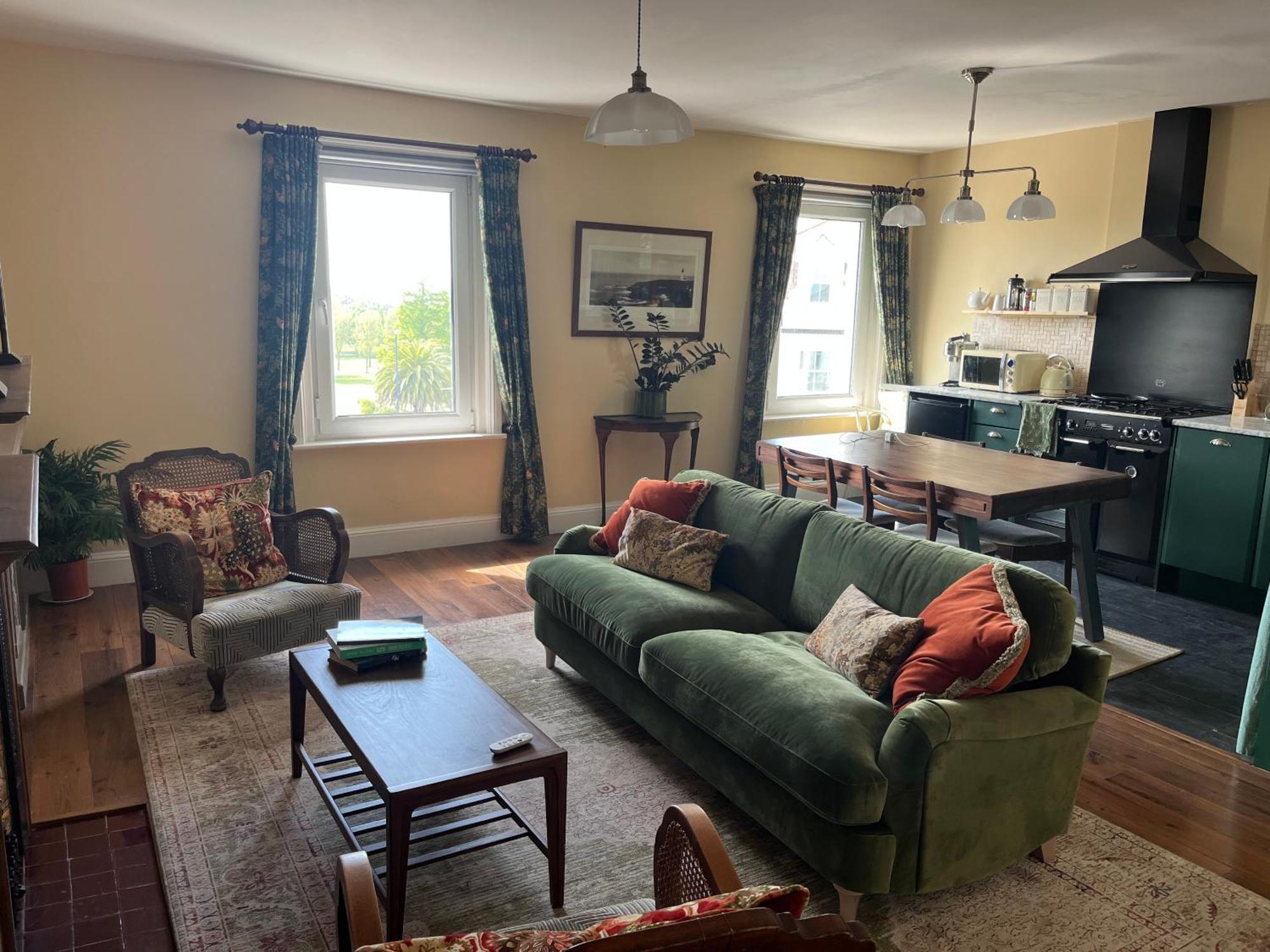 Southsea, Portsmouth - Two Bedroom Apartment - Newly Refurbished Throughout - Treetop Sea Views Extérieur photo